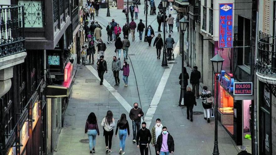 Ciudadanos caminan por la calle de Renova, en el centro de la capital zamorana. |