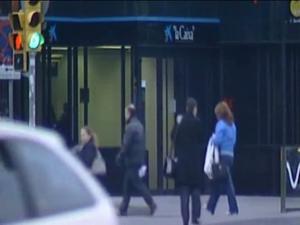 CaixaBank i Banca Civica, suspeses de cotització, davant la seva imminent fusió.