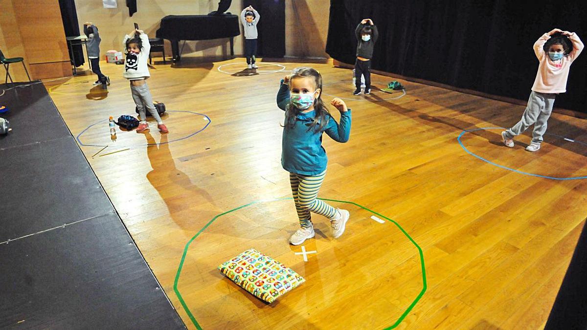 Los alumnos de Música e Movemento de Cambados no pueden salir de los círculos trazados. |  // IÑAKI ABELLA