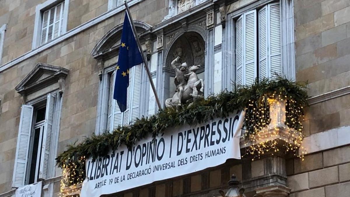 La bandera de la UE ondea en el balcón de la Generalitat.