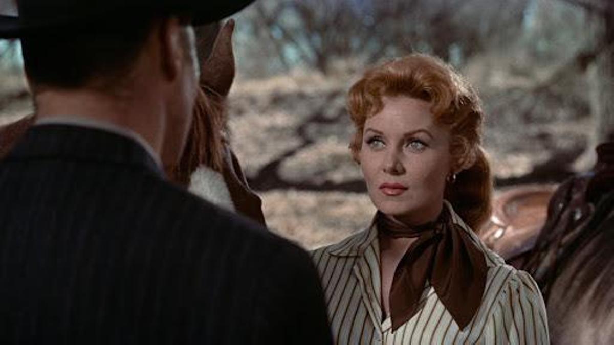 Burt Lancaster (d'esquena) i Rhonda Fleming, a "Duel de titans"
