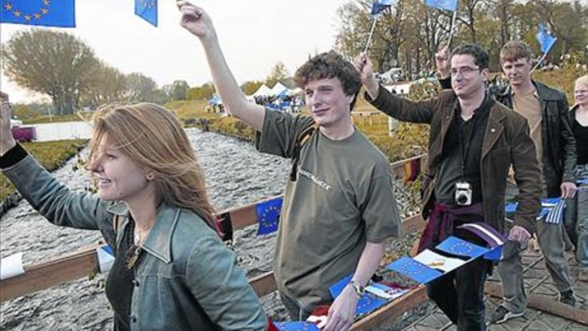 Jóvenes checos y de otros países celebran la ampliación europea del 2004 cerca de la frontera entre la República Checa, Alemania y Polonia.