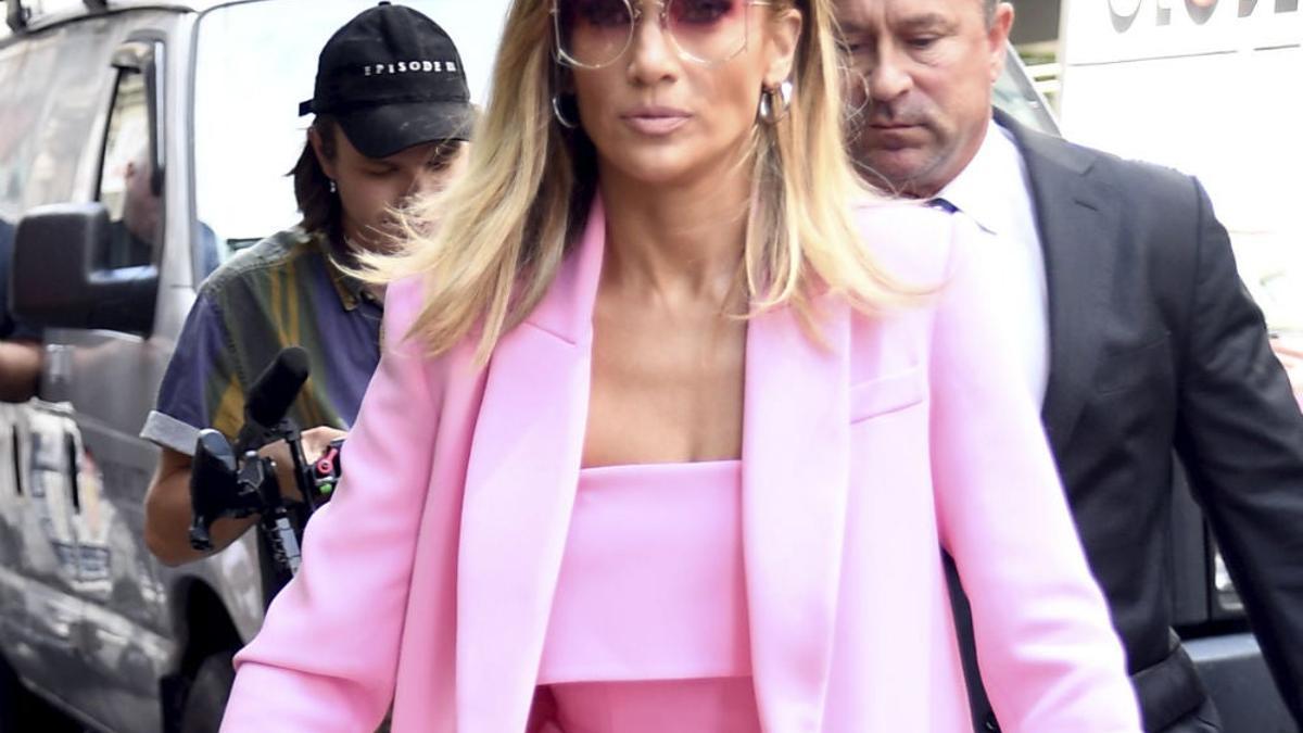 Jennifer Lopez con un abrigo rosa y un mono del mismo color diseñado por Alex Perry por las calles de Nueva York