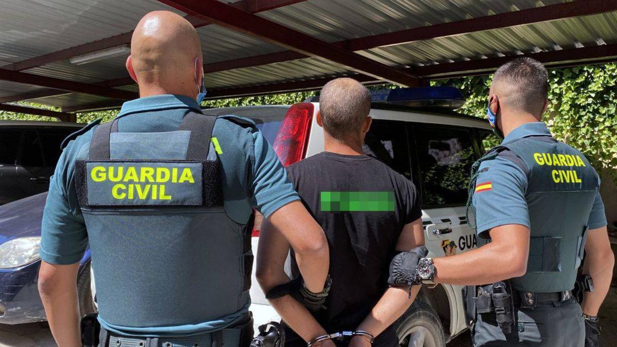 Imagen de archivo de un detenido por agentes de la Guardia Civil