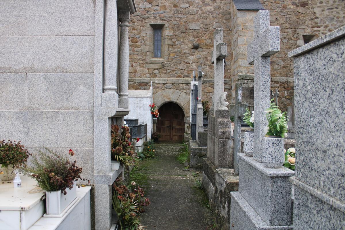 Puerta de la iglesia de Asturianos que da acceso al cementerio.