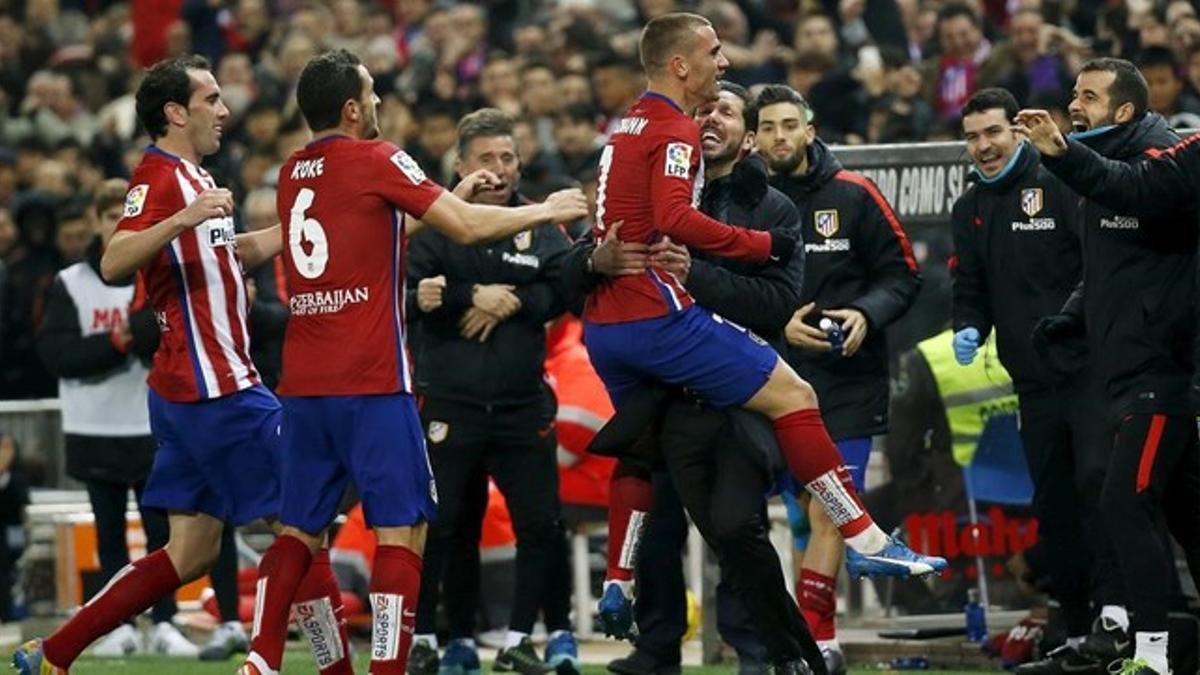 Griezmann se abraza a Simeone tras el gol de la victoria