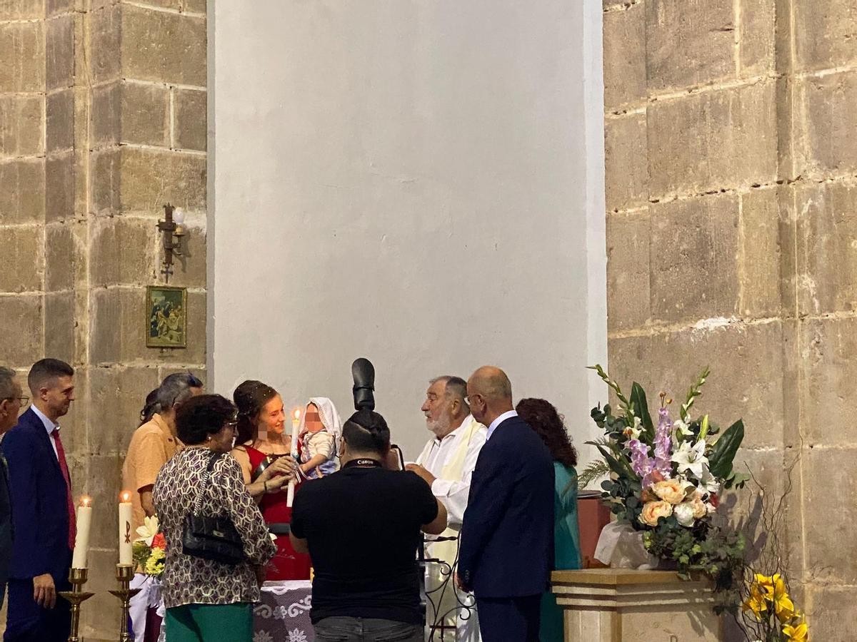 Biel, ya bautizado, con sus familiares en la iglesia de La Jana