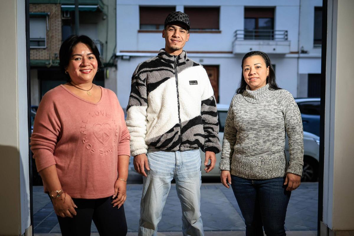 El testimonio de Mónica, Abdenour y Jéssica, tres migrantes regularizados tras la dana