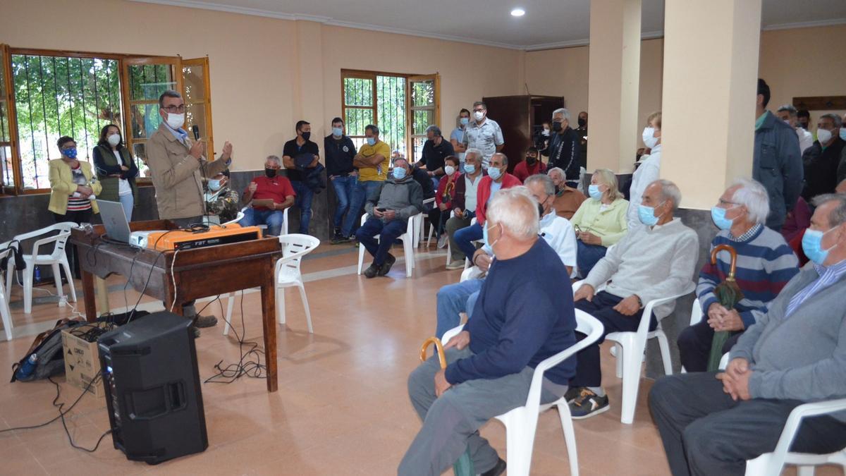 El técnico de CHD explica a vecinos de Santa Croya la actuación prevista. /  E. P.