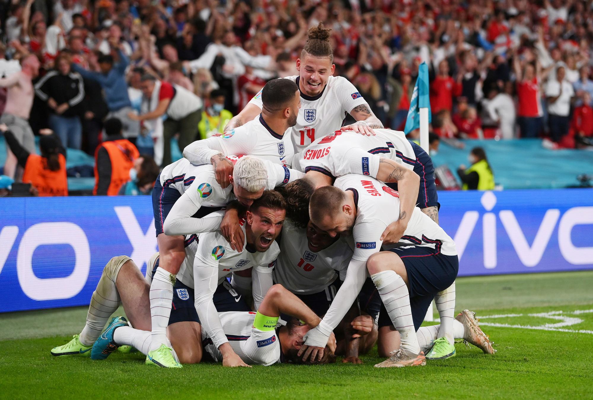 Los futbolistas de Inglaterra celebran su histórico triunfo ante Dinamarca en la semifinal de la Euro 2020