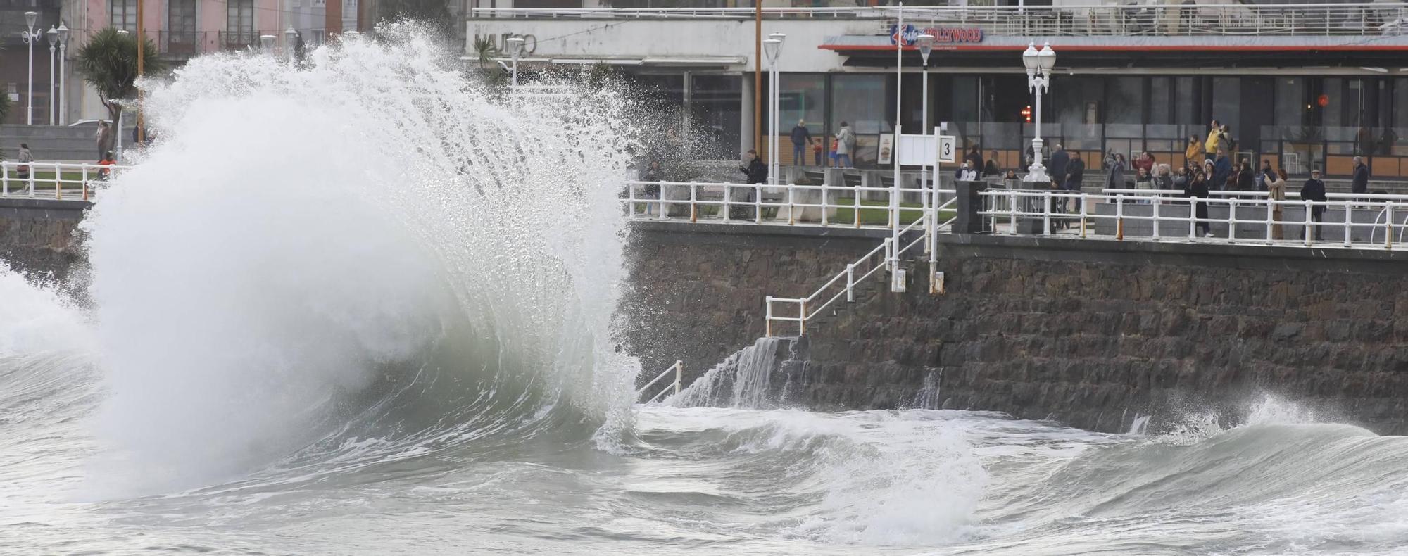 El oleaje vuelve a azotar la costa de Gijón y la Policía precinta parte del Muro (en imágenes)