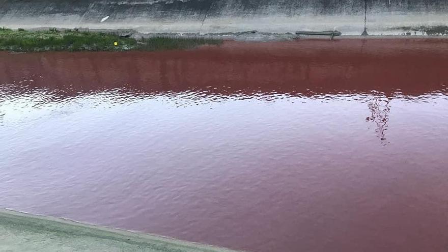 Un vertido industrial tiñe de rojo la ría de Aboño