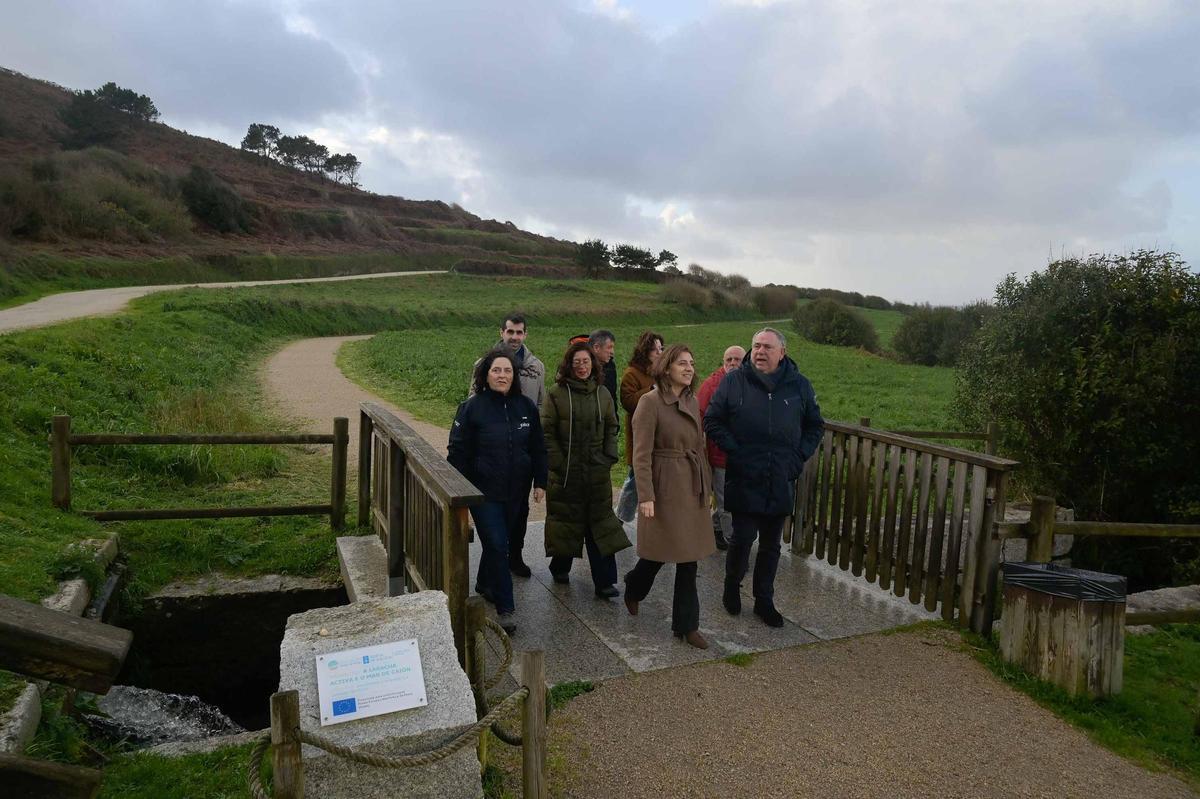 Ángeles Vázquez, diante, co alcalde da Laracha, José Manuel López, no sendeiro do Saldoiro.