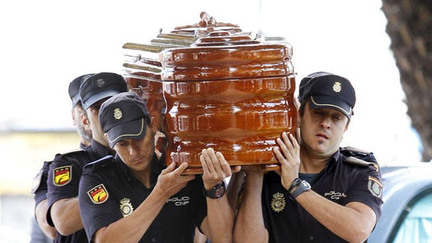 Una imagen del funeral del agente fallecido.