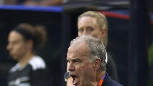 Marcelo Bielsa, durant el partit de l’Uruguai contra Cap Verd. | ALBERTO ESTÉVEZ / EFE