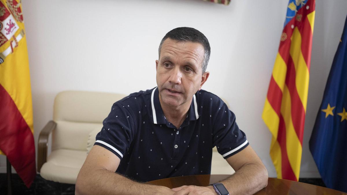 El alcalde de Canals, Nacho Mira, en el ayuntamiento.