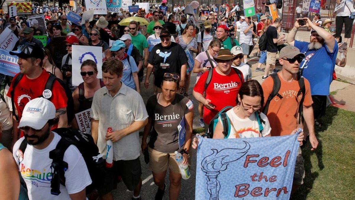 Manifestantes contra la elección de Hillary Clinton como candidata demócrata a la Casa Blanca, en Filadelfia (Pensilvania), el 24 de julio.