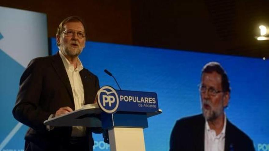 Rajoy va prometre que el PP estarà «al costat» de les víctimes i les seves famílies.