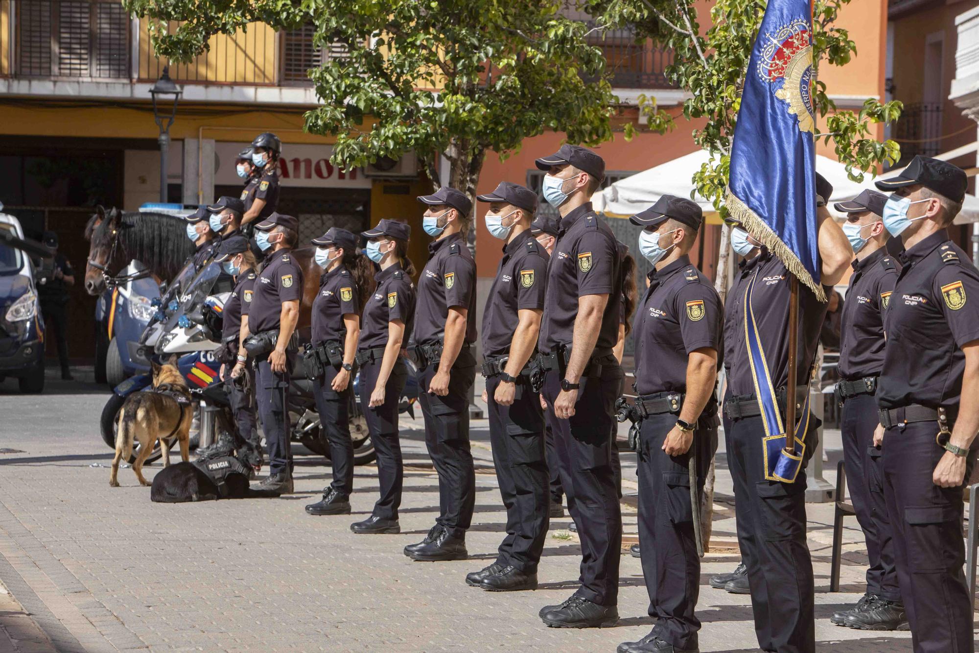 Entrega del bastón de mando al inspector jefe de la Comisaría de la Policía Nacional de Alzira - Algemesí.