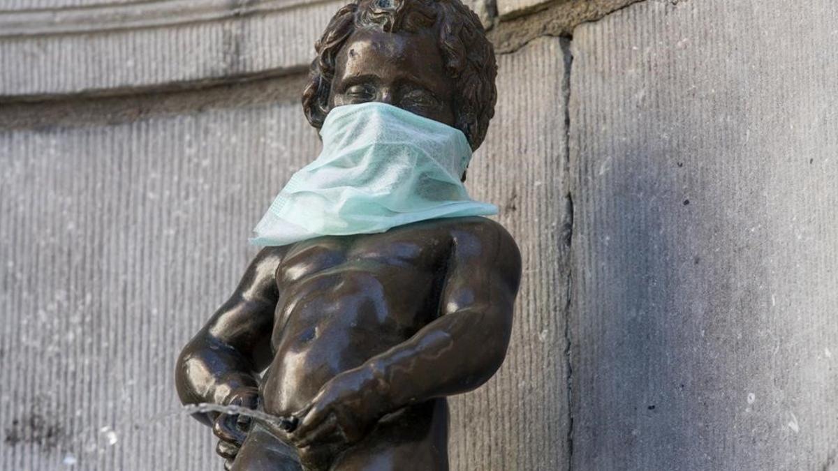 El Manneken Pis, uno de los símbolos belgas, con mascarilla estos días.