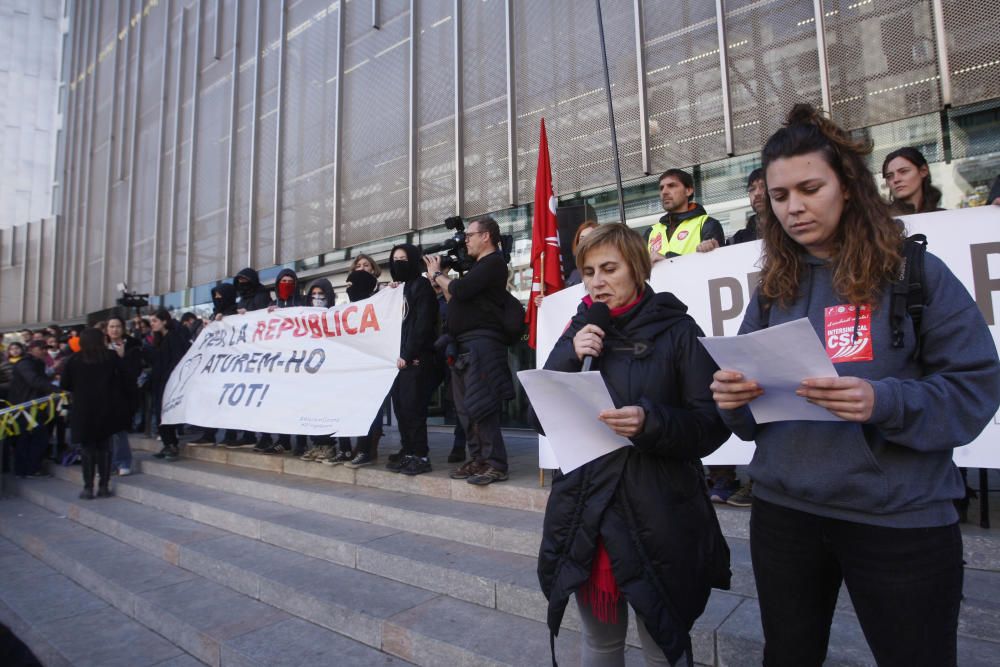 Concentració multitudinària a la seu de la Generalitat de Girona per reclamar la llibertat dels presos