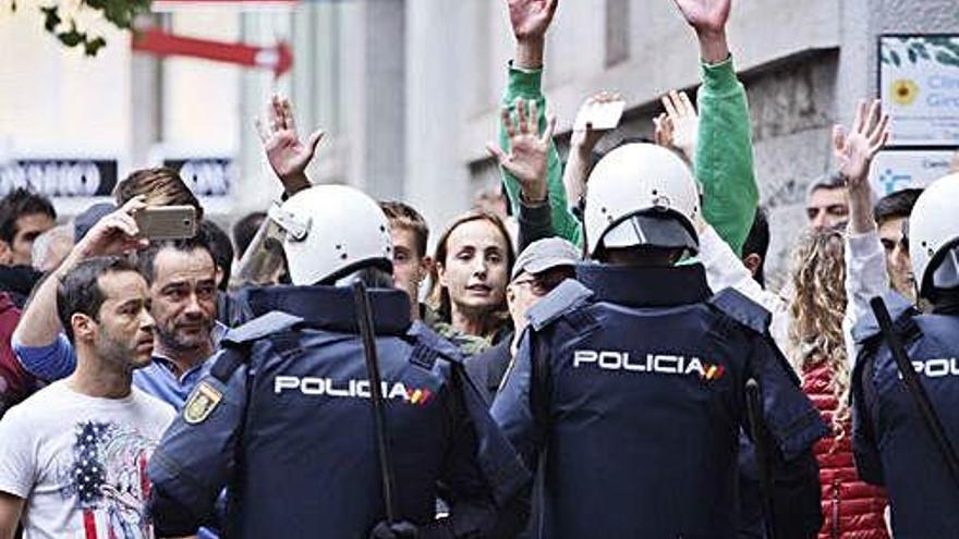 Manifestants, davant dels agents de la Policia Nacional l&#039;1 d&#039;octubre a Girona.
