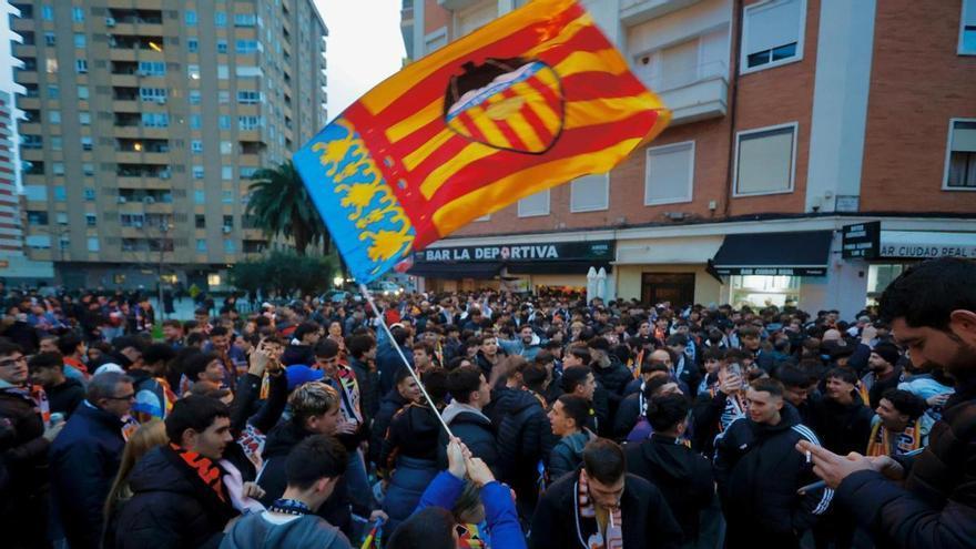 La afición del Valencia CF calienta motores para la Copa en Mestalla