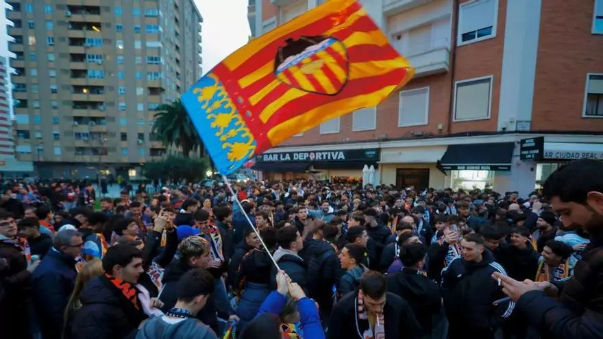 La afición del Valencia CF calienta motores para la Copa en Mestalla