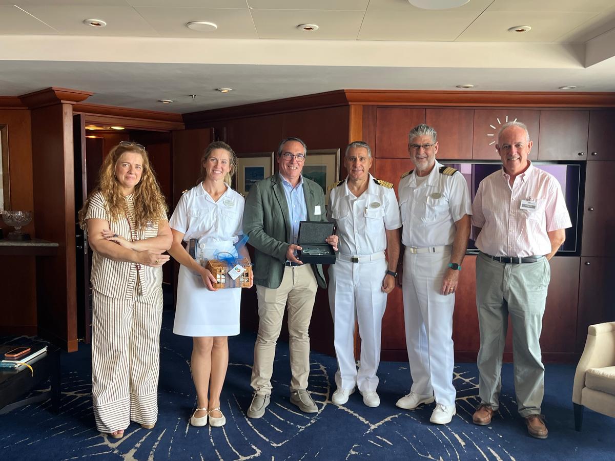 Ibáñez y Susana Soria junto al capitán y la enferemera del barco
