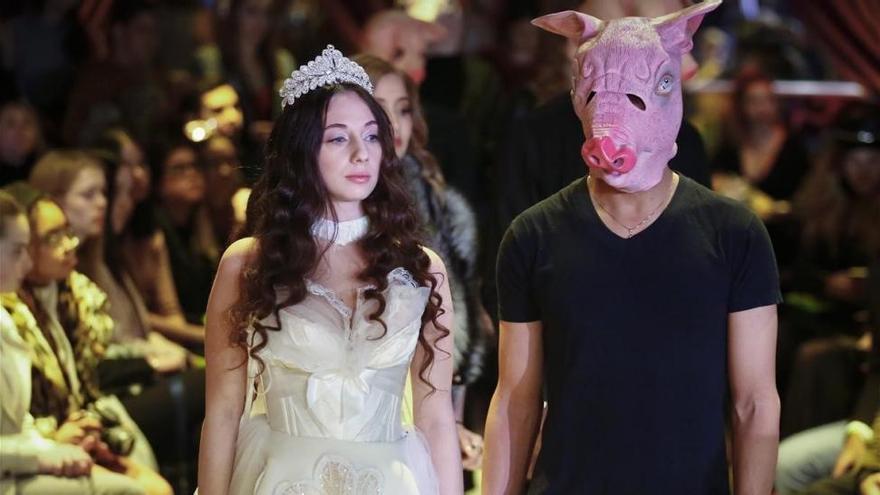 La campaña #MeToo llega a la moda de Nueva York: esposadas a cabezas de cerdo