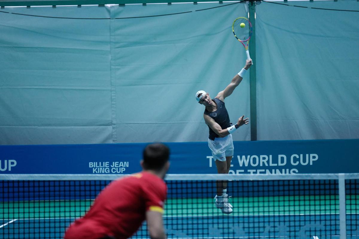 Rafa Nadal ejecuta un saque durante el entrenamiento del equipo español.