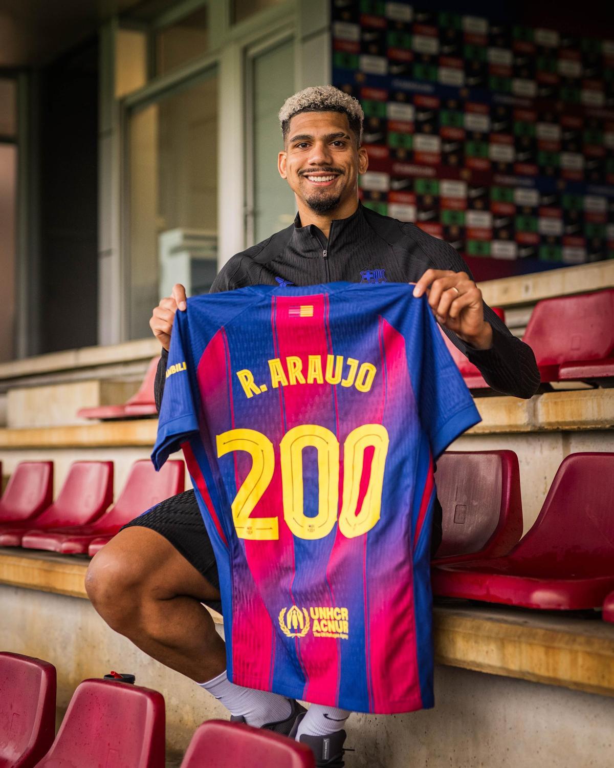 Araujo posa con la camiseta de los 200 para SPORT