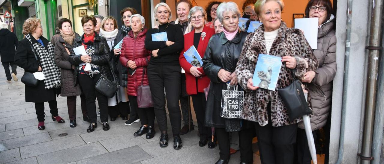 Presentación del libro de Ana Romero y Xulia Santiso con las cigarreras que colaboraron.