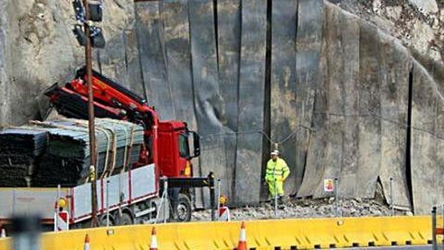 El túnel ahir amb la malla que es posa durant les voladures