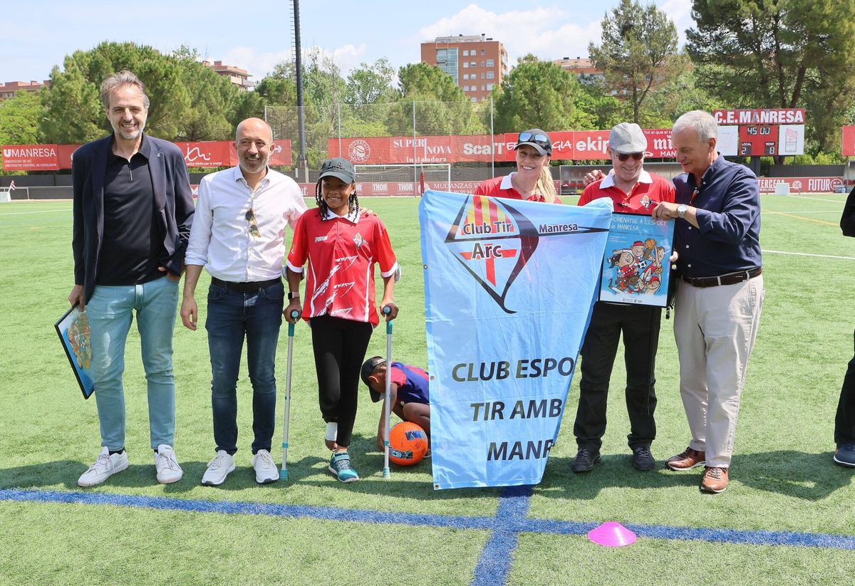 El Manresa guanya 4-1 contra el Badalona i amb la derrota del Cornellà ascendeix a Segona RFEF El Manresa guanya 4-1 contra el Badalona i amb la derrota del Cornellà ascendeix a Segona RFEF
