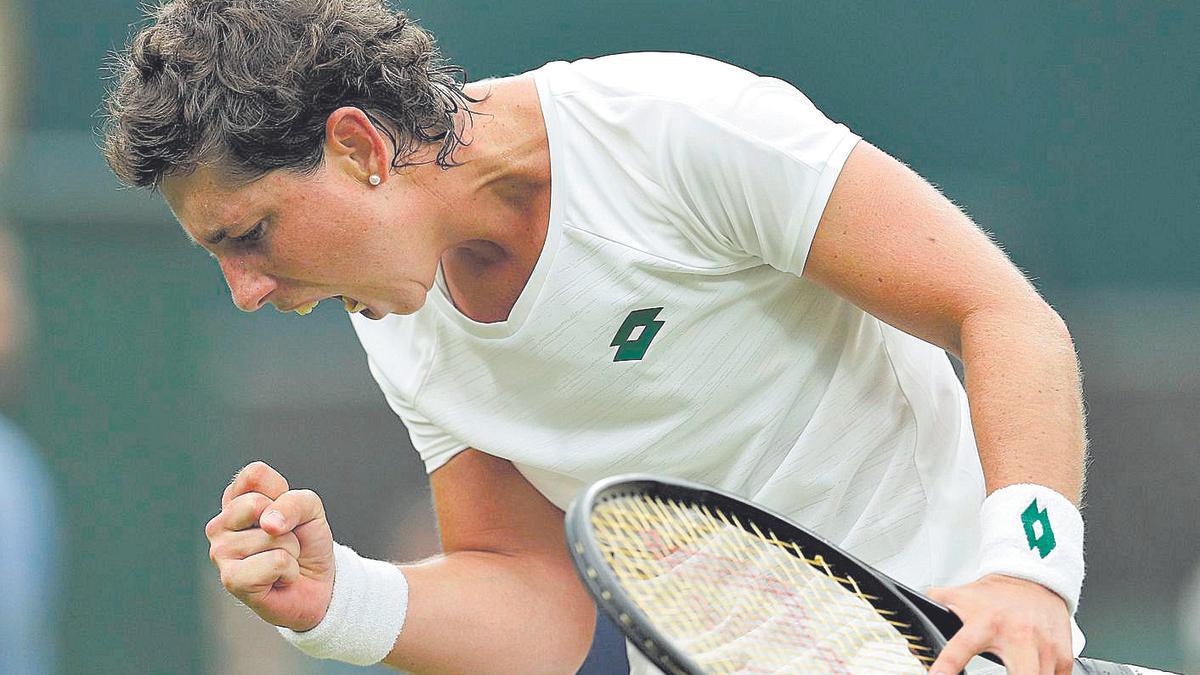 Carla Suárez celebra con rabia uno de los puntos conseguidos en su partido en Wimbledon ante Barty.