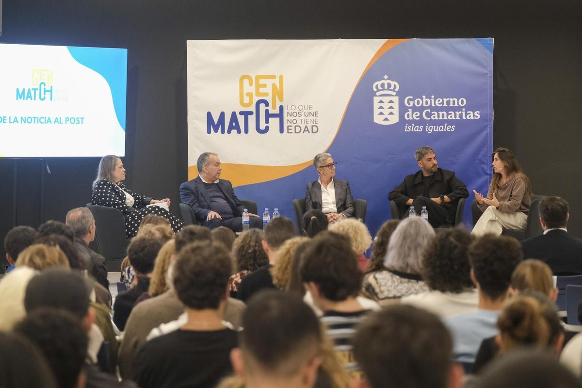 Instante del encuentro entre profesionales del periodismo en el Club La Provincia.