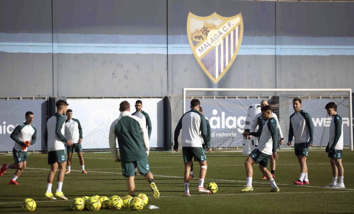 Entrenamiento del Málaga CF en el anexo de La Rosaleda. | ÁLEX ZEA