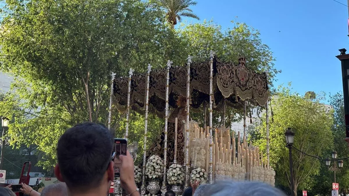 Vídeo | Como es tradicional una petalá recibe a la Esperanza de la Trinidad en la plaza de la Campana
