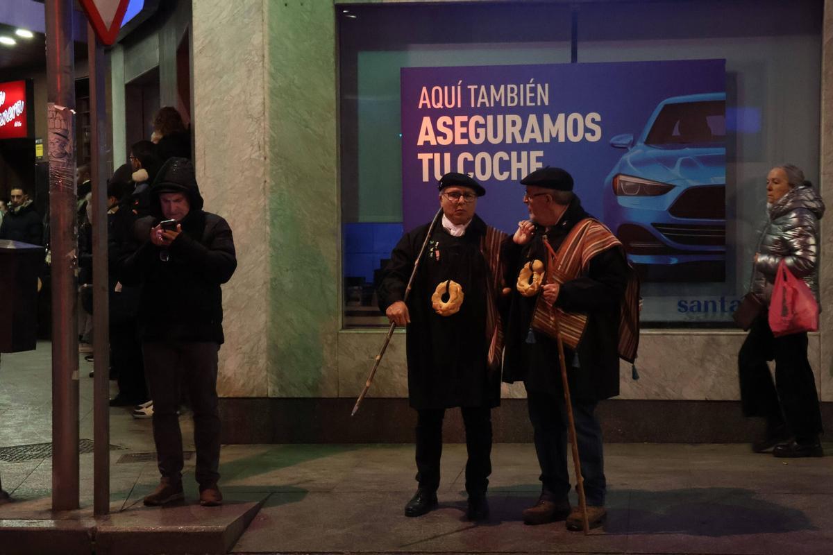 GALERÍA | Burros y roscas: la Cofradía del Cencerro sale por las calles de Zamora