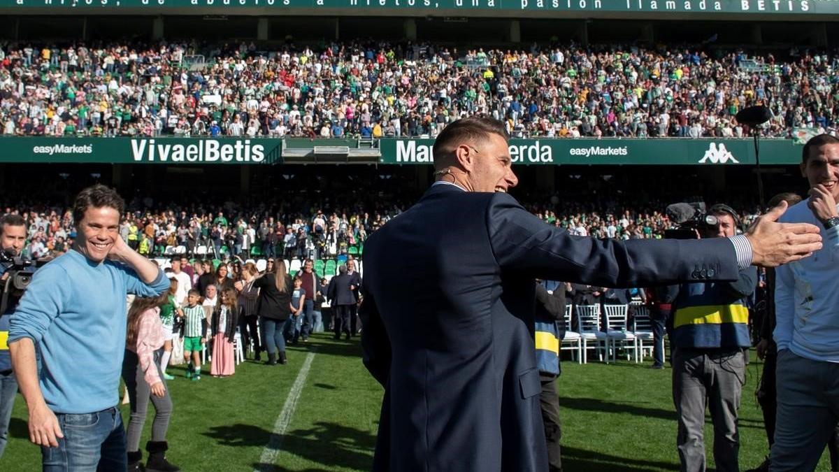 El capitán bético Joaquín sonríe ante miles de aficionados que acudieron al Villamarín para el acto de su renovación