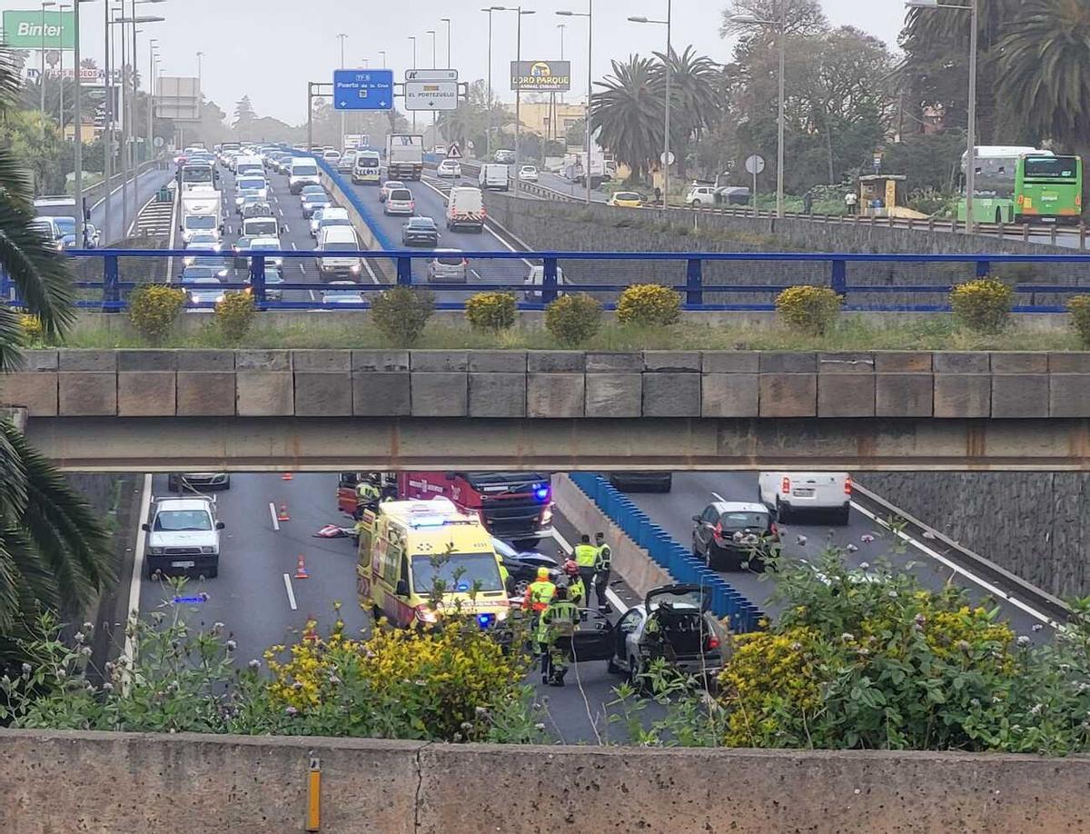 Accidente por un choque múltiple en la TF-5, a la altura del aeropuerto en dirección a Santa Cruz de Tenerife