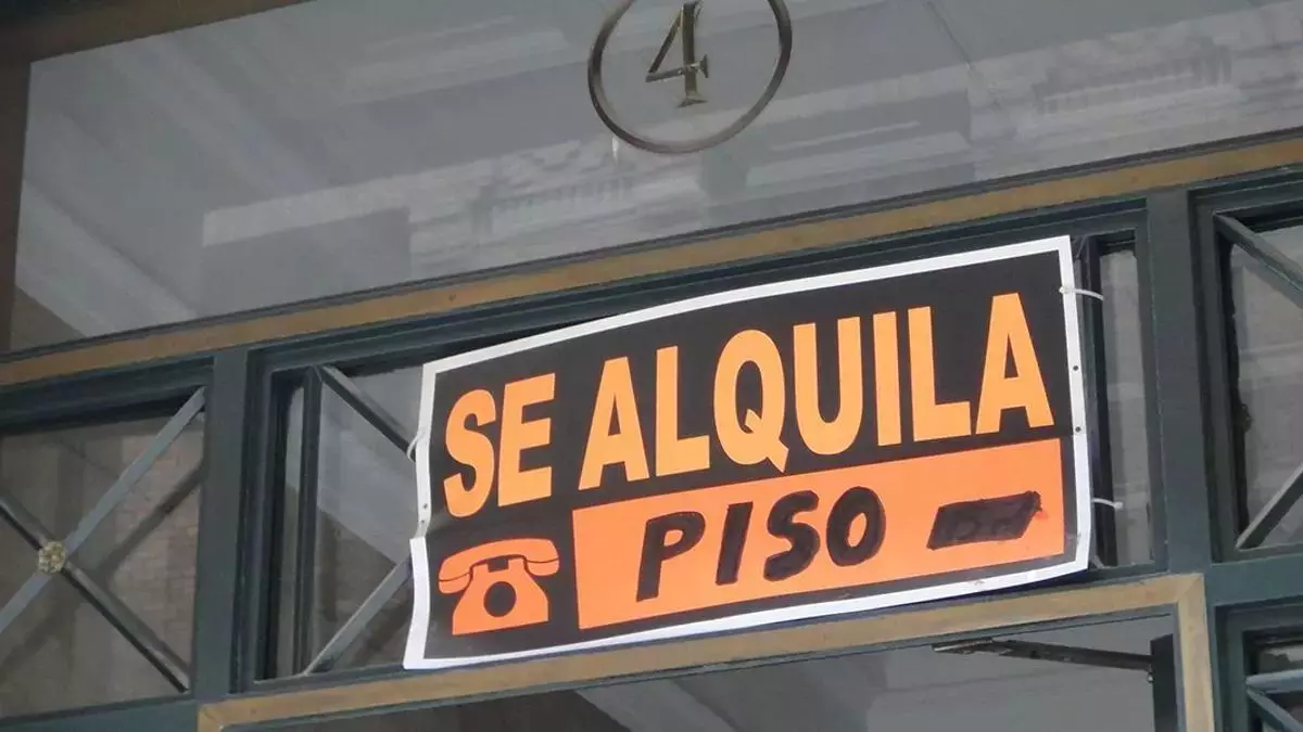Cartel de alquiler de un piso en Córdoba