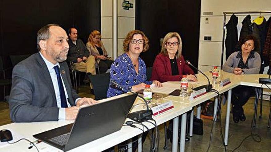 Torrent, ahir amb la presidenta de la Cambra, Sílvia Gratacòs, i la delegada d&#039;Empresa, Bàrbara Minoves