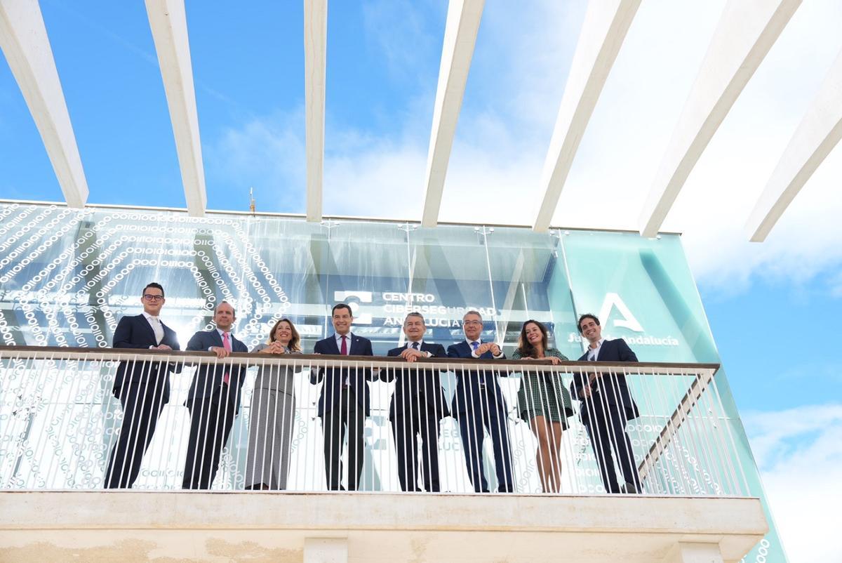El presidente de la Junta, con el resto de autoridades, en el balcón del edficio del Centro de Ciberseguridad de Andalucía, en el Palmeral de las Sopresas del Puerto de Málaga.