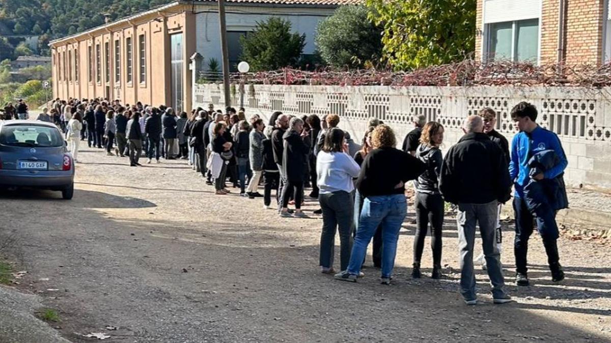 Imatge de la cua per entrar al tanatori a la 1 del migdia