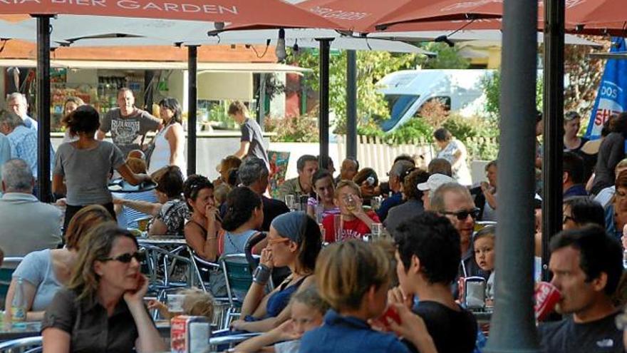 Turistes sota els tendals d&#039;una terrassa al centre de Puigcerdà