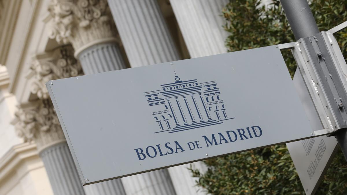 Cartel colocado en las inmediaciones del edificio de La Bolsa de Madrid.