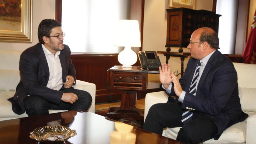 Miguel Sánchez, portavoz de Ciudadanos (i) y Pedro Antonio Sánchez, presidente regional, en una reunión mantenida la pasada semana