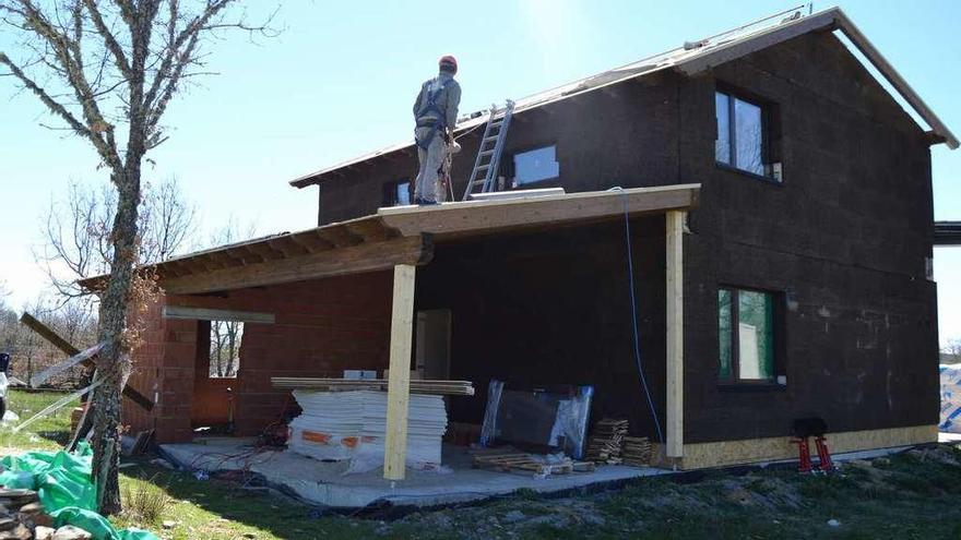 Una casa en Triufé aspira a ser la primera de la provincia con mínimo consumo energético